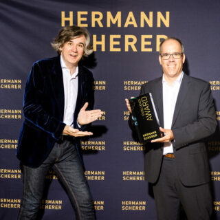 Thomas Stoklossa erhält von Hermann Scherer den Excellence Award